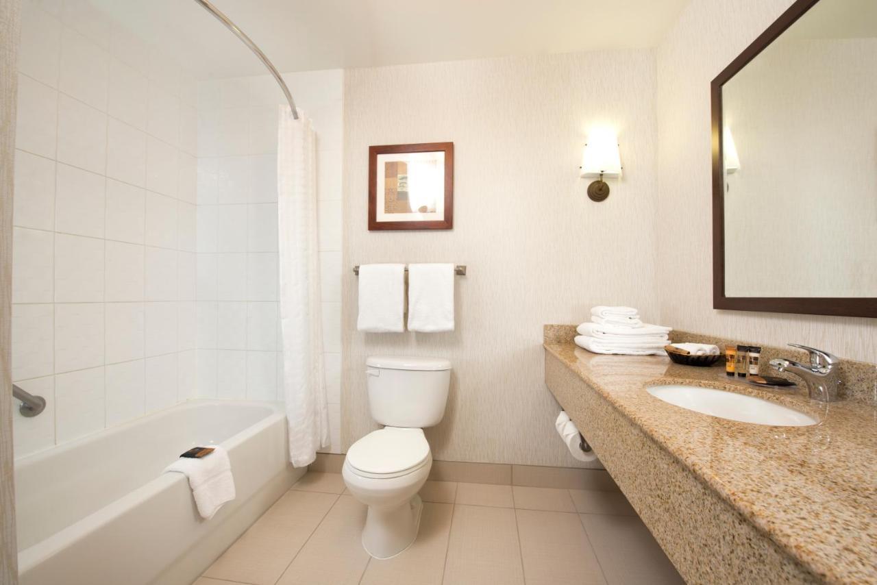 Gold Eagle Lodge Северен Батълфорд Екстериор снимка